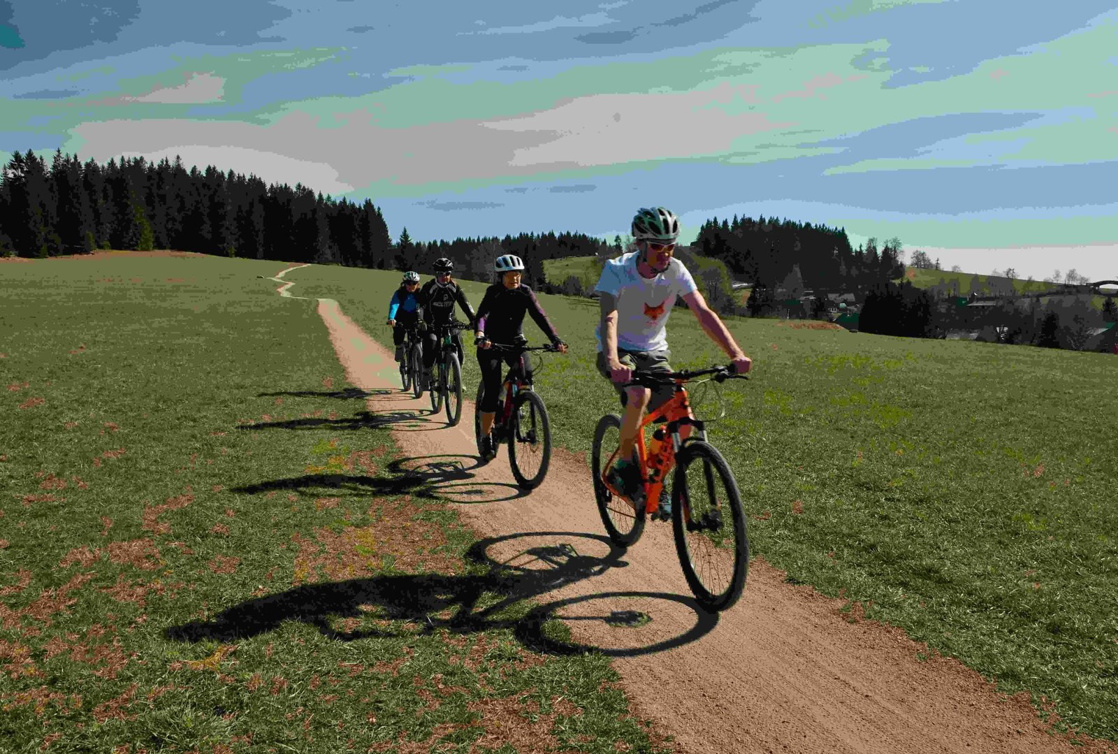 cykliste na vylete sport jizerky scaled