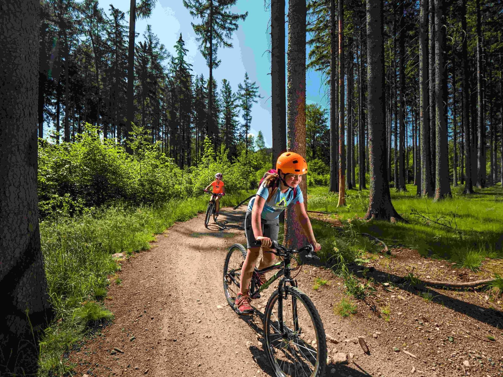 deti jedou po trailu bvajkova skolka jizerky scaled
