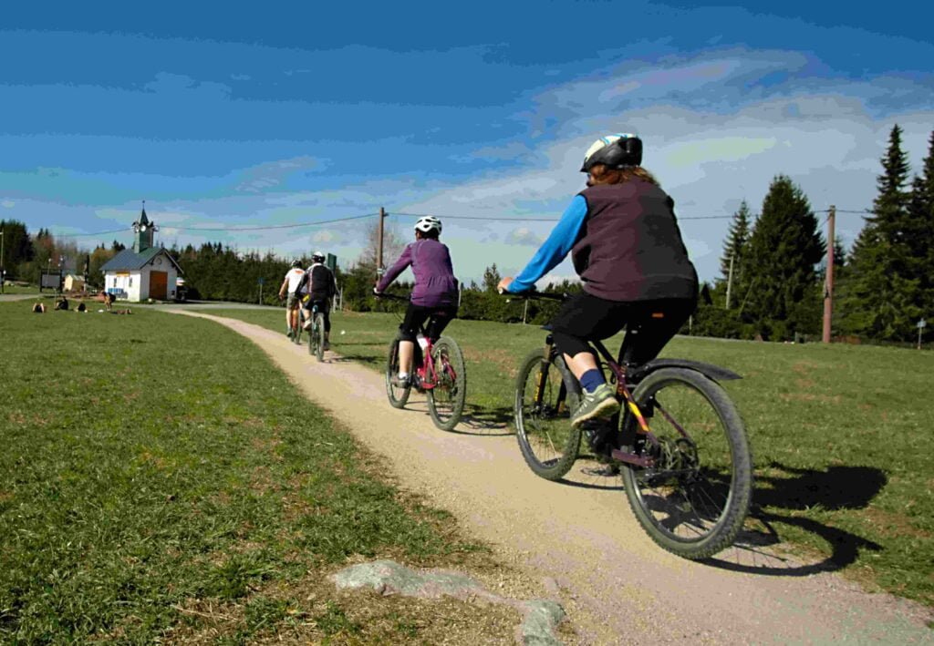 duchodci jedou na elektrokolech