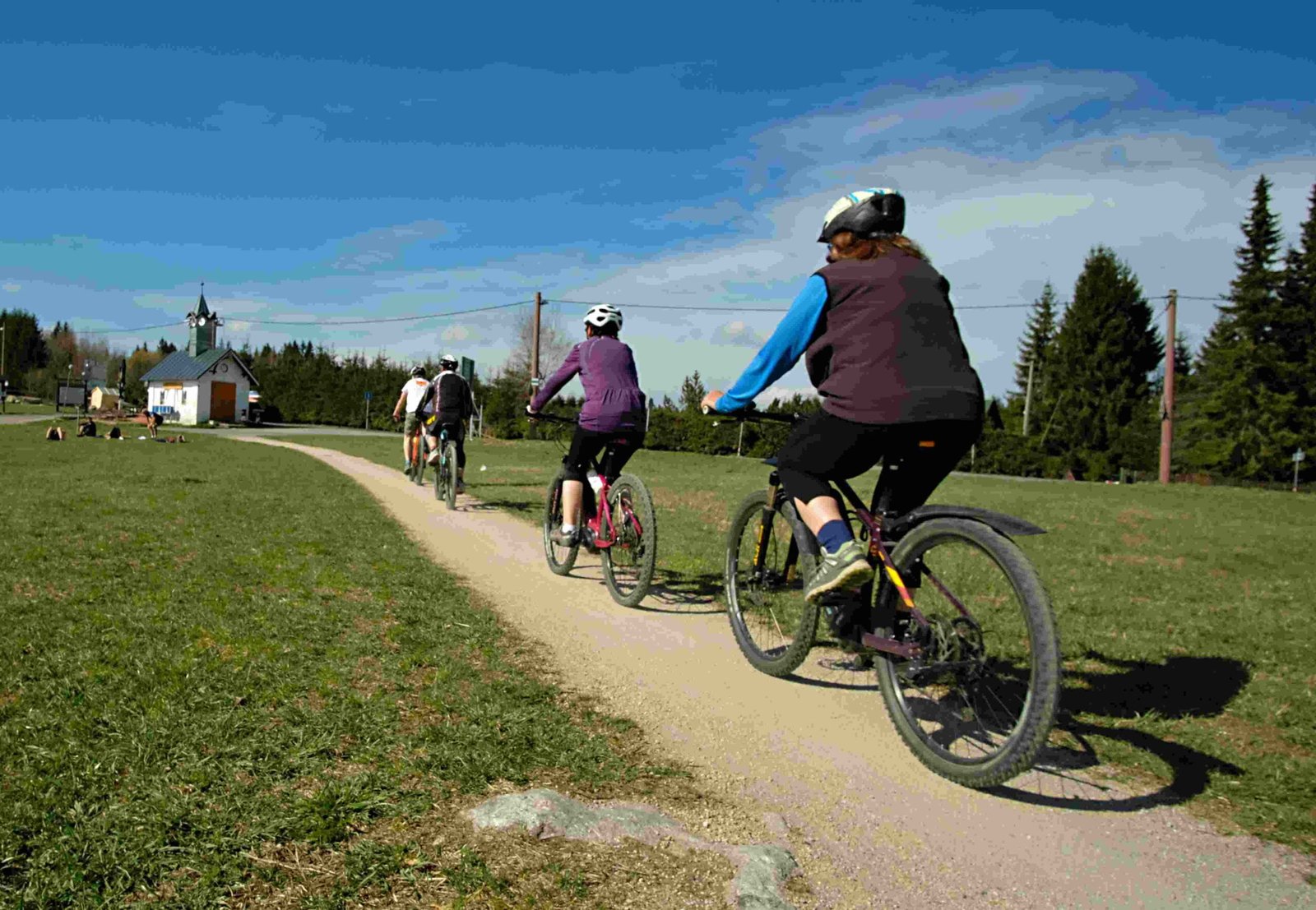 duchodci jedou na elektrokolech scaled