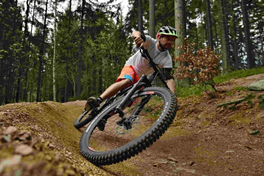 prujezd klopenou zatackou bikepark