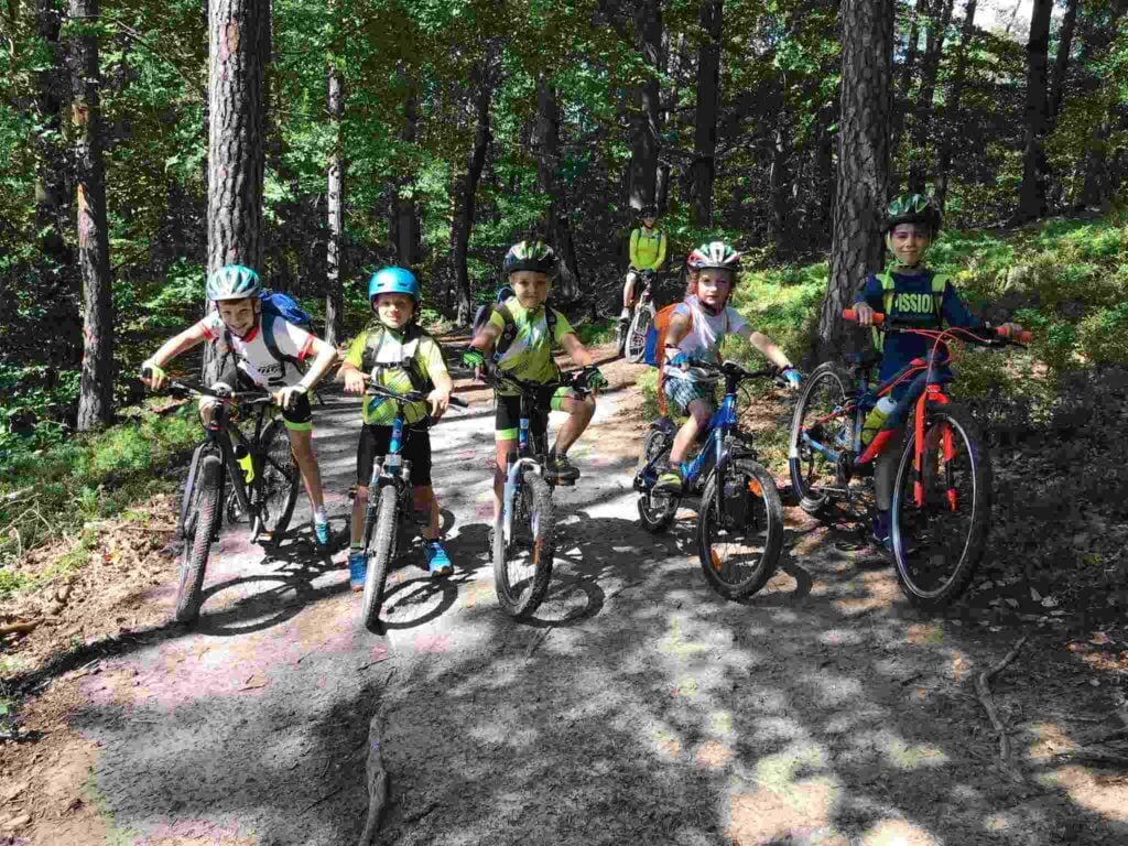 skupina deti na horskych kolech